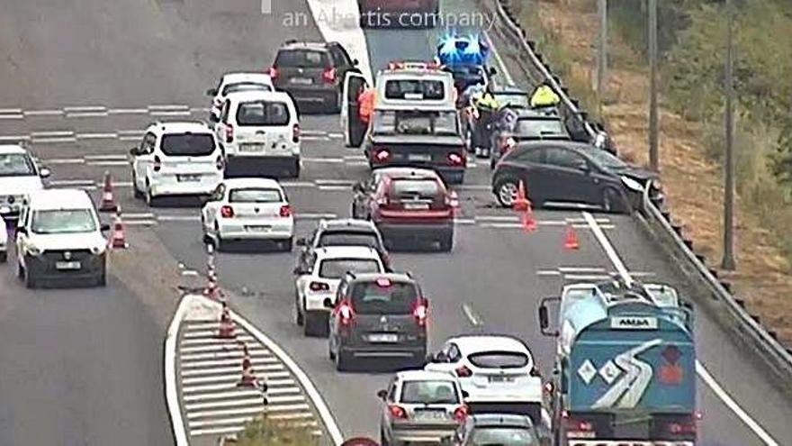 Moment de l&#039;accident entre els vehicles, a la sortida Sud de Girona.