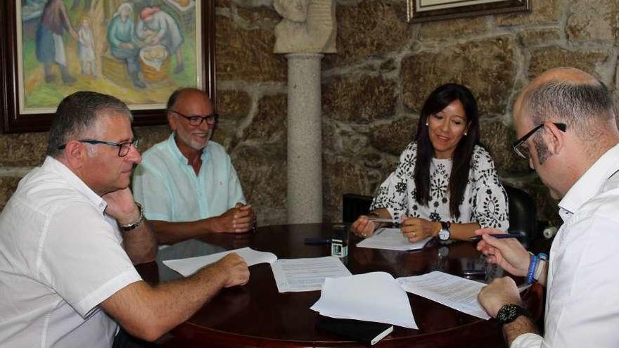 Un momento de la firma del convenio entre el Concello de Silleda y el Obradoiro.