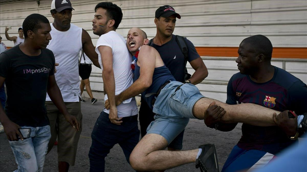 zentauroepp48113561 cuban police detain a gay rights activist taking part in an 190512182651