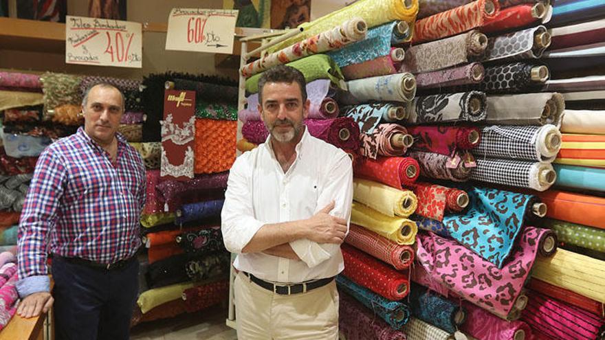 Alejandro Marfil y el empleado Enrique en el interior de la tienda.