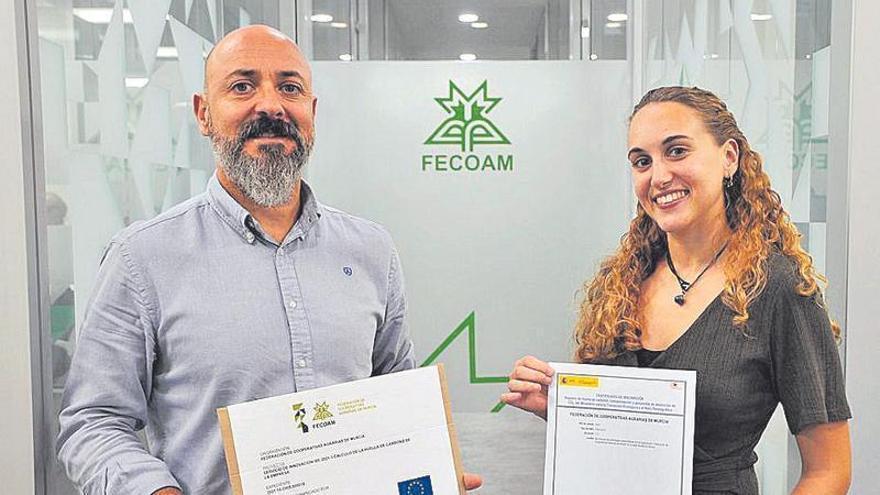 Pedro Sánchez Séiquer y Beatriz Jiménez, técnicos de Fecoam, con el certificado de huella de carbono.