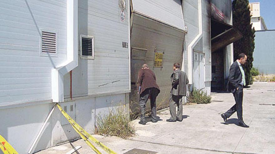 Peritos y bomberos en los lugares del desastre