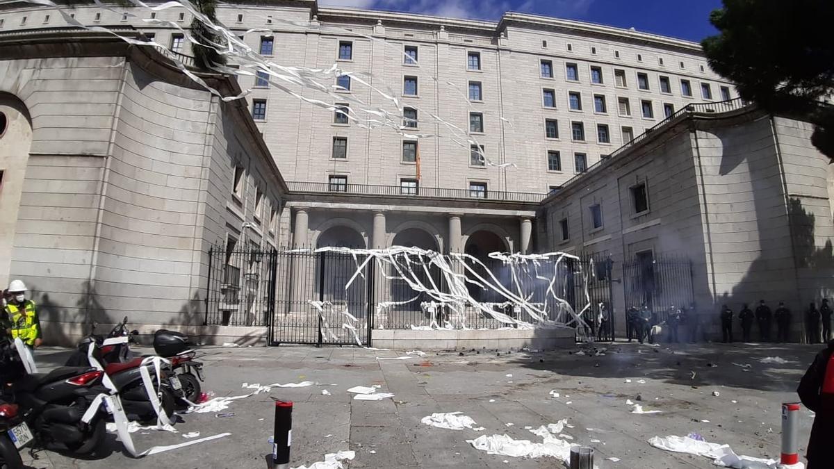 Petardos y papel higiénico: Ence lleva sus protestas a Madrid