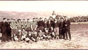 Jugadores del Athletic, del Arenas y directivos durante el partido de homenaje póstumo a Pichichi, disputado el 5 de marzo de 1922 en San Mamés.
