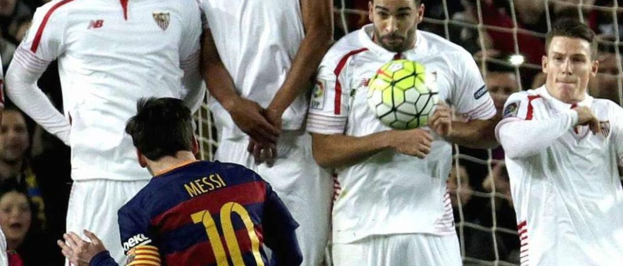 El lanzamiento de falta de Messi supera la barrera del Sevilla y supone el empate a uno.