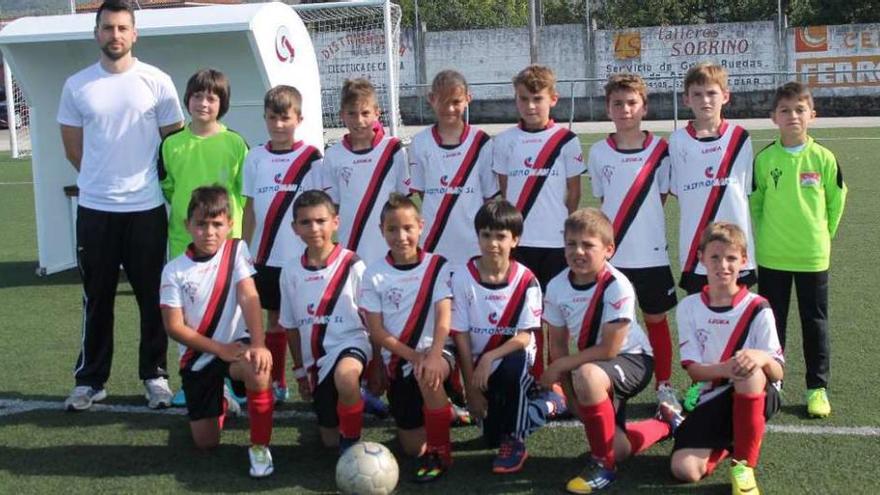 Equipo benjamín del Catoira S. D. durante un torneo. // FDV