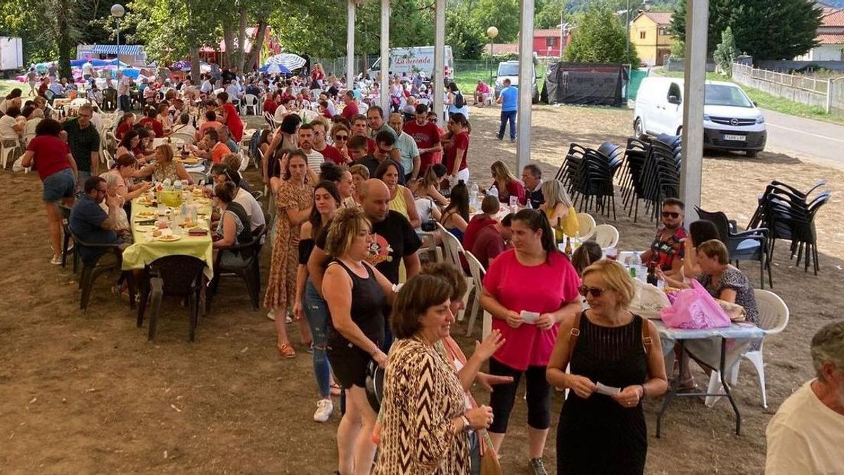 Ambiente en una pasada edición de las fiestas de Llorío, en Laviana.