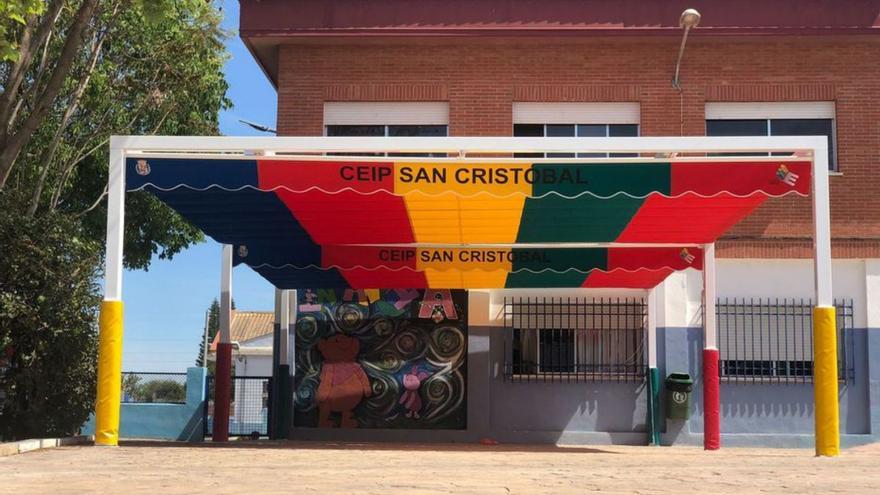 Instalan estructuras para dar sombra en los patios de 49 centros educativos de Cartagena
