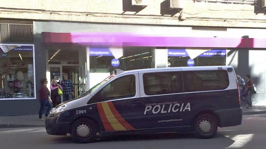 Agentes de la Policía Nacional en la puerta del establecimiento asaltado.