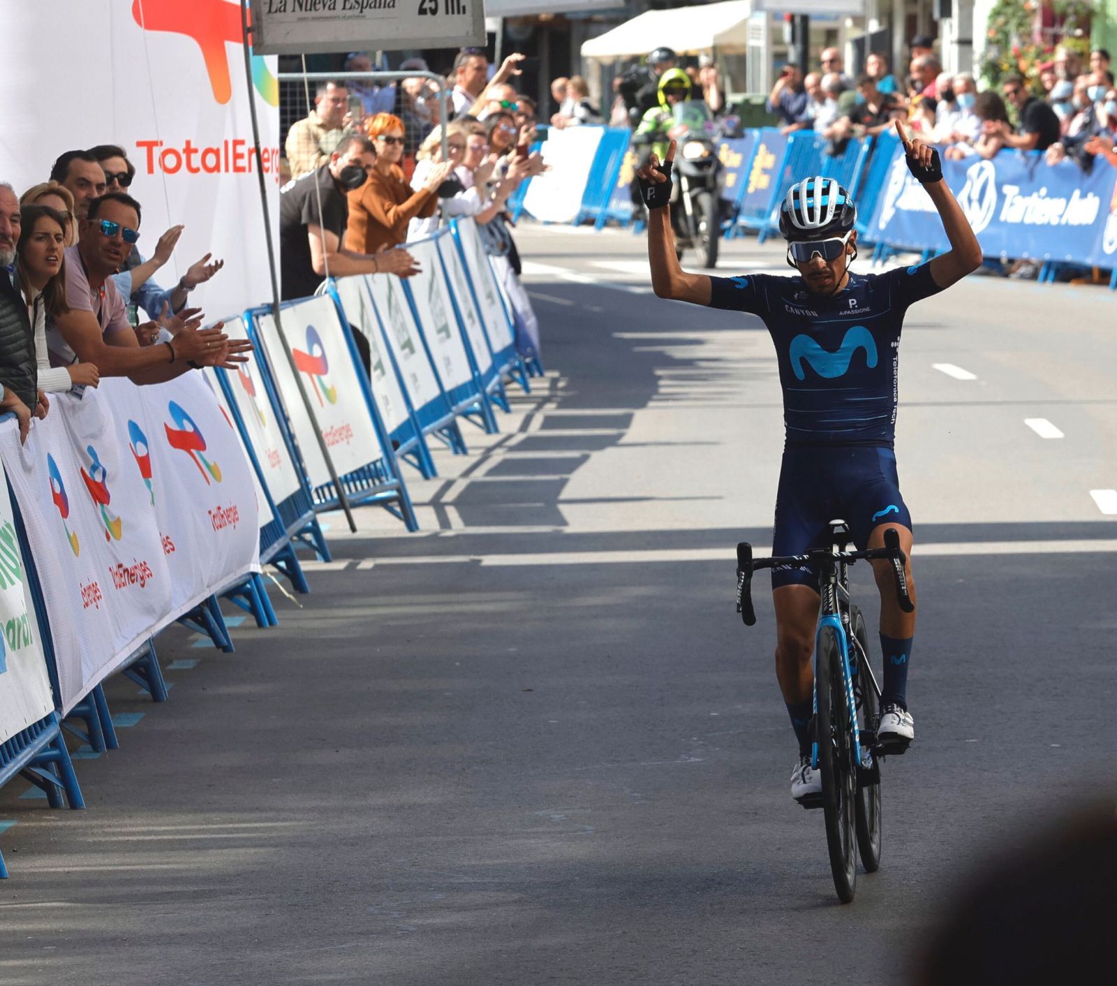 Iván Ramiro Sosa entra victorioso en línea de meta de Cangas del Narcea. | |  MIKI LÓPEZ / ROBERTO MENÉNDEZ