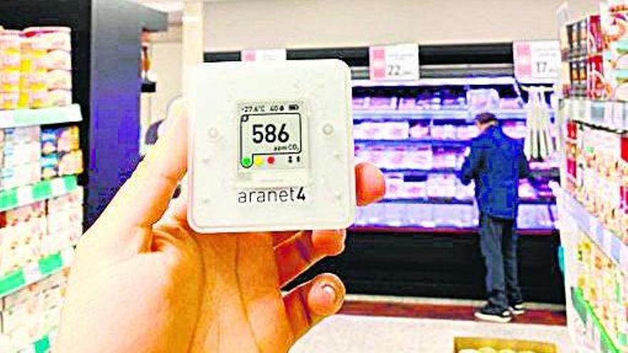 Un medidor de CO2 indica 586 partes por millón, un valor aceptable, en un supermercado. |   // FDV