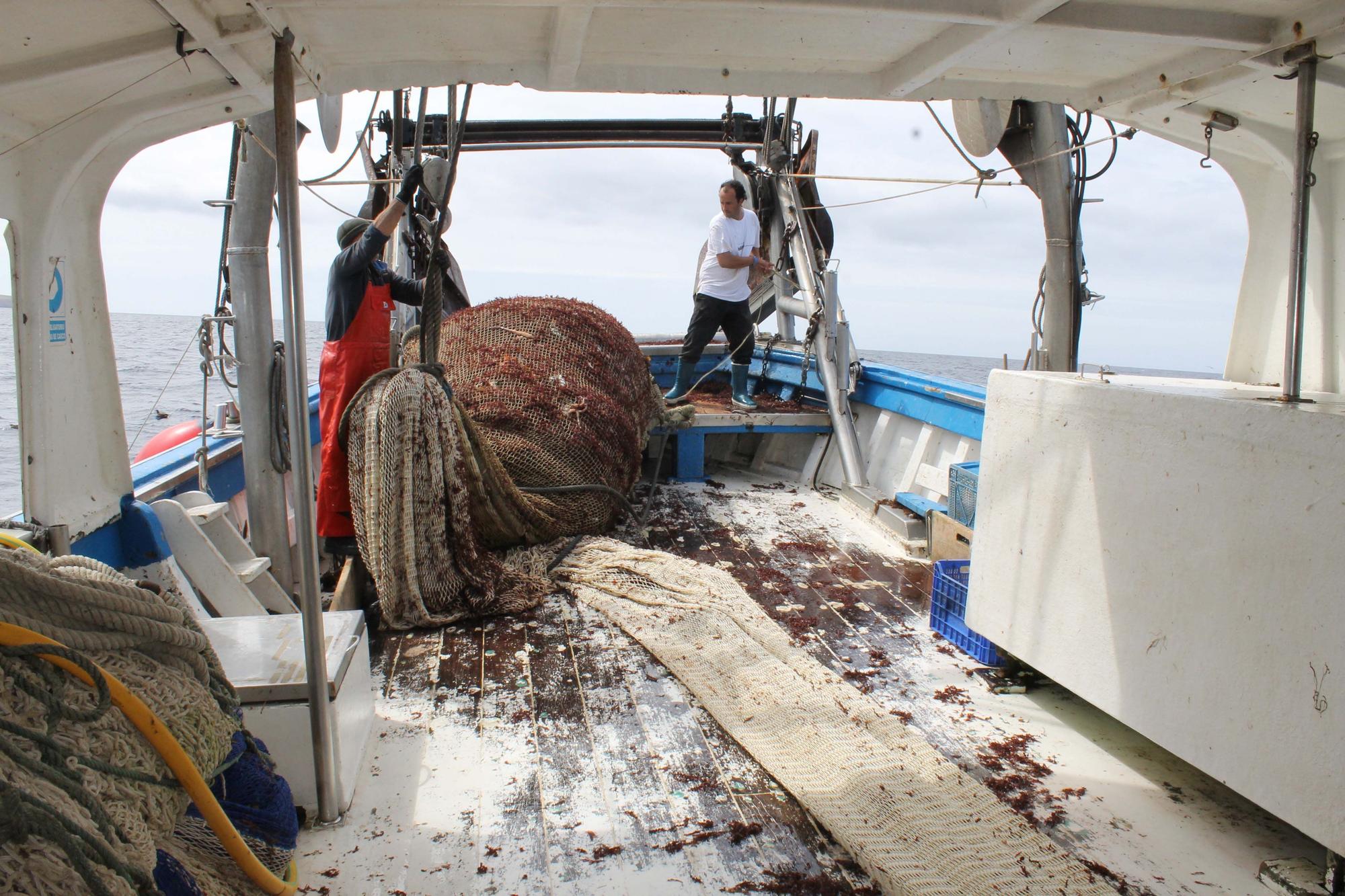 A bordo del ‘Charpat Segundo’, uno de los arrastreros convocados a la huelga contra la «criminalización» de la pesca y las medidas de la UE