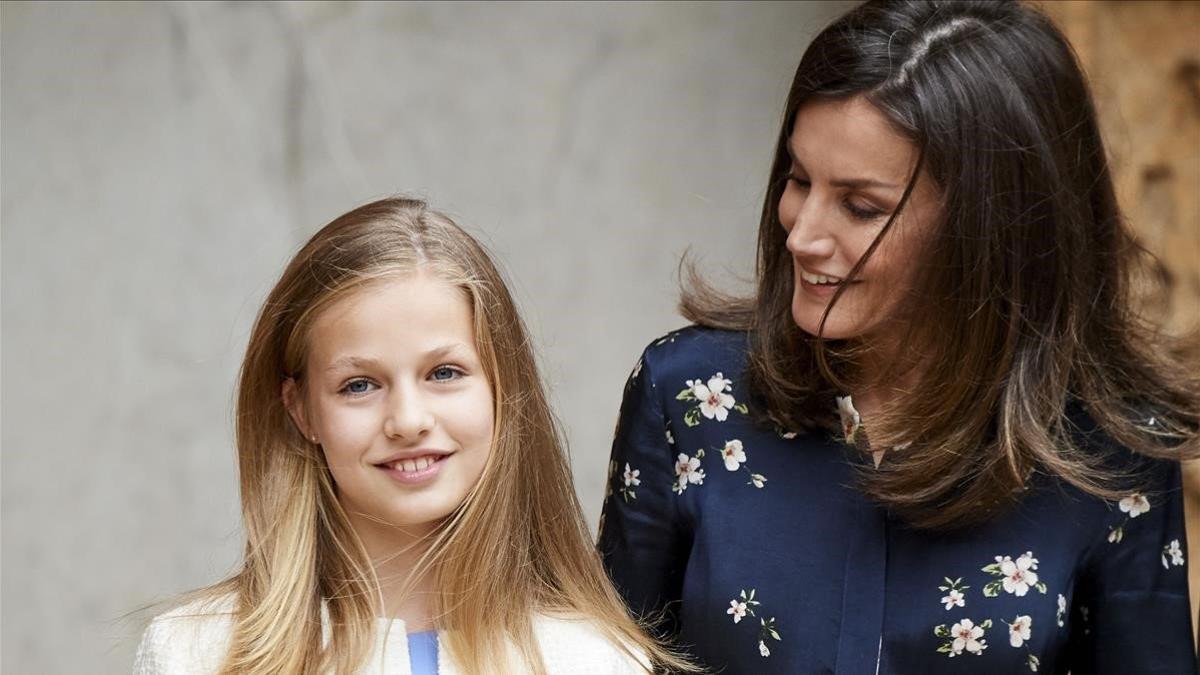 La princesa Leonor y su madre, la reina Letizia, en la misa del Domingo de Resurrección en la catedral de Palma