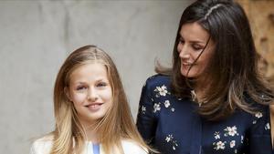 La princesa Leonor y su madre, la reina Letizia, en la misa del Domingo de Resurrección en la catedral de Palma. 