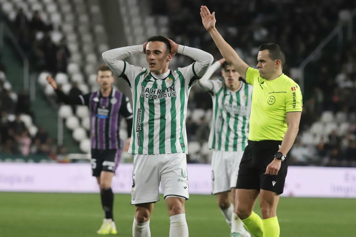 Pérez Hernández, árbitro del Córdoba CF-Valladolid, a la derecha de la imagen.
