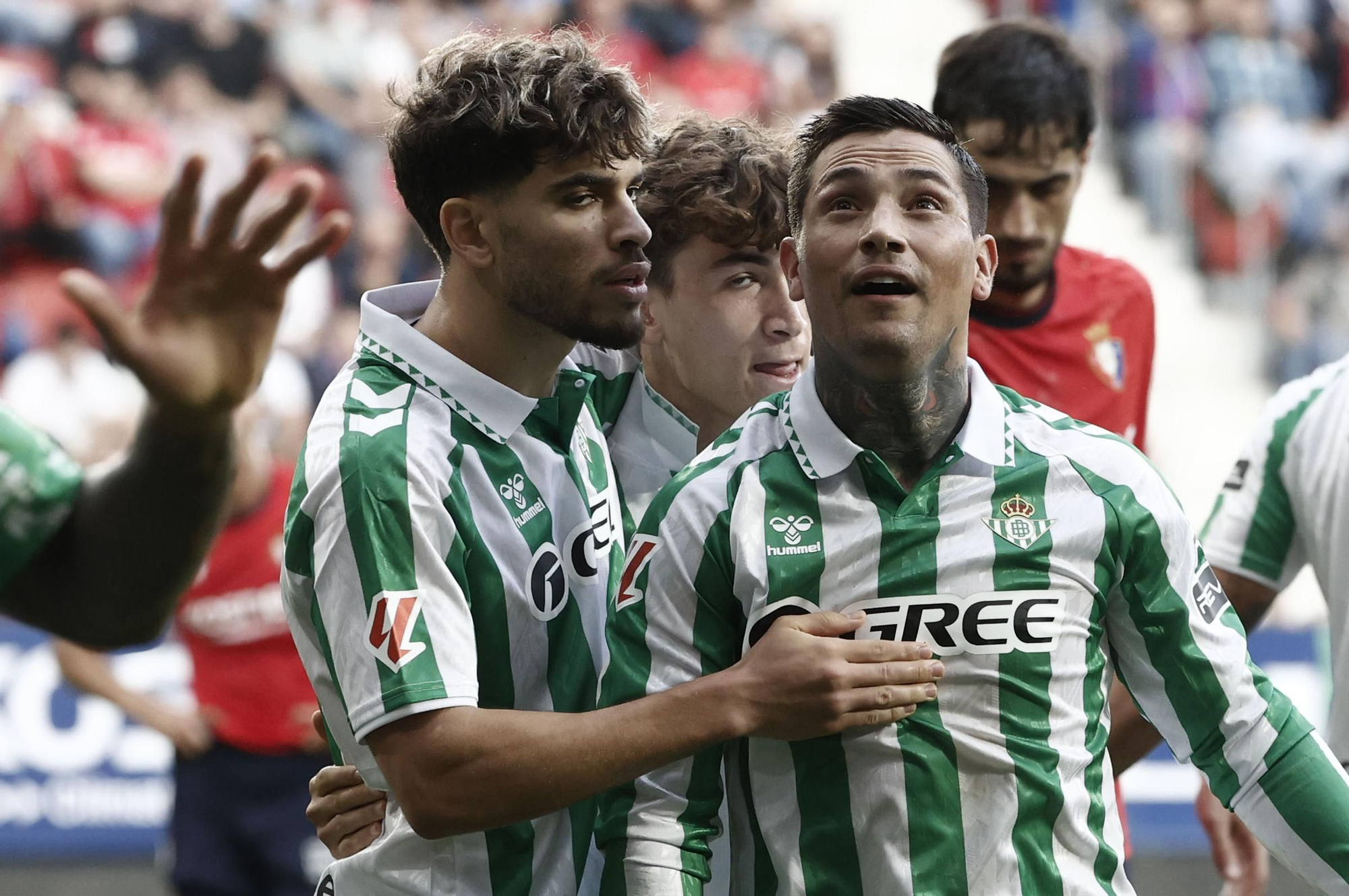 PAMPLONA, 19/10/2024.- El delantero argentino del Betis Chimy Ávila (d) celebra tras anotar durante el encuentro correspondiente a la décima jornada de LaLiga entre el Osasuna y el Betis en El Sadar, Pamplona, Navarra, este sábado. EFE/ Jesús Diges