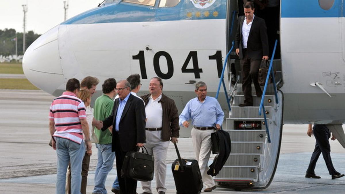 La delegación del Gobierno de Colombia, a su llegada a La Habana, el domingo.