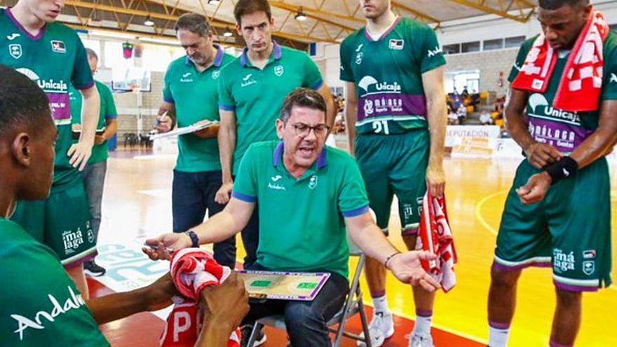 Fotis Katsikaris habla con sus jugadores durante un tiempo muerto del partido contra el Joventut.