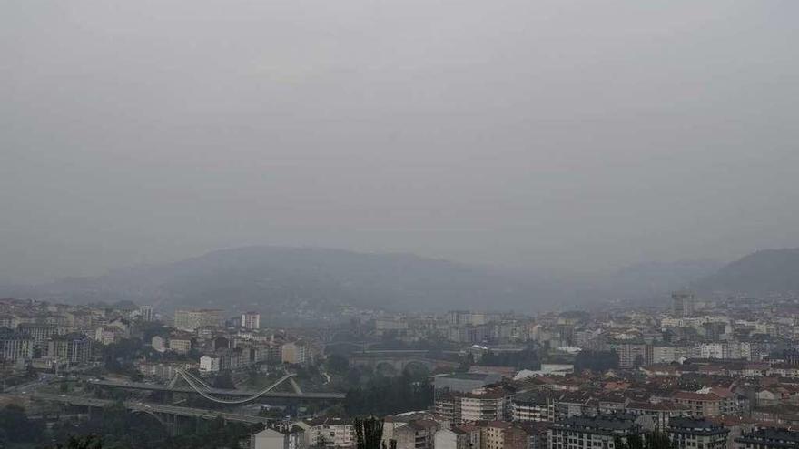 La ciudad de Ourense cubierta por el humo procedente del incendio de Portugal.