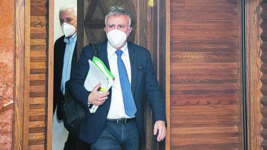 El presidente del Gobierno canario, Ángel Víctor Torres, a su llegada ayer al Consejo de Gobierno con la mascarilla puesta.