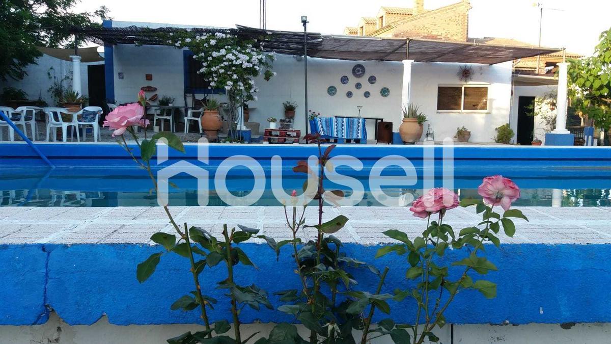 Casa con piscina en venta en Montilla.