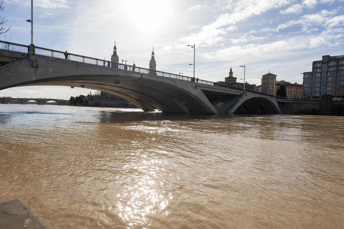 En imágenes I Así está el río Ebro a su paso por Zaragoza este lunes