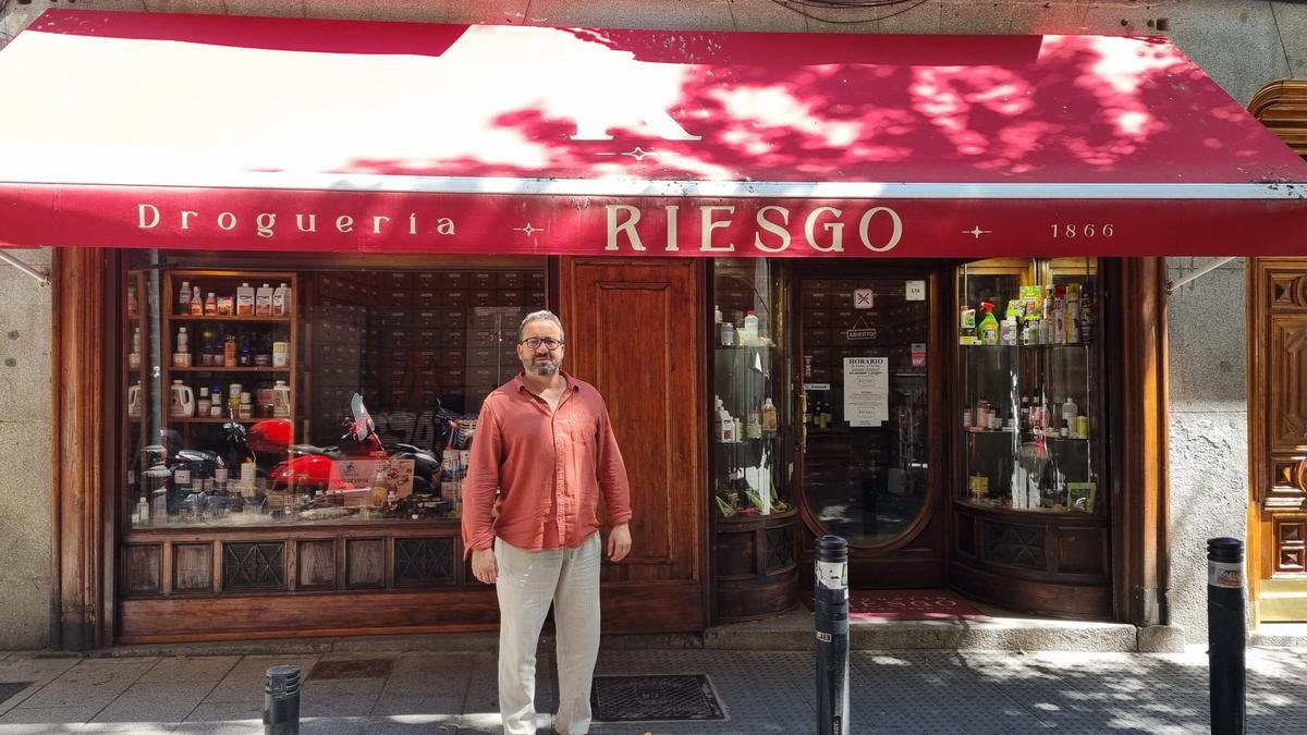Ramón Riesgo, delante de la droguería Riesgo, en Madrid