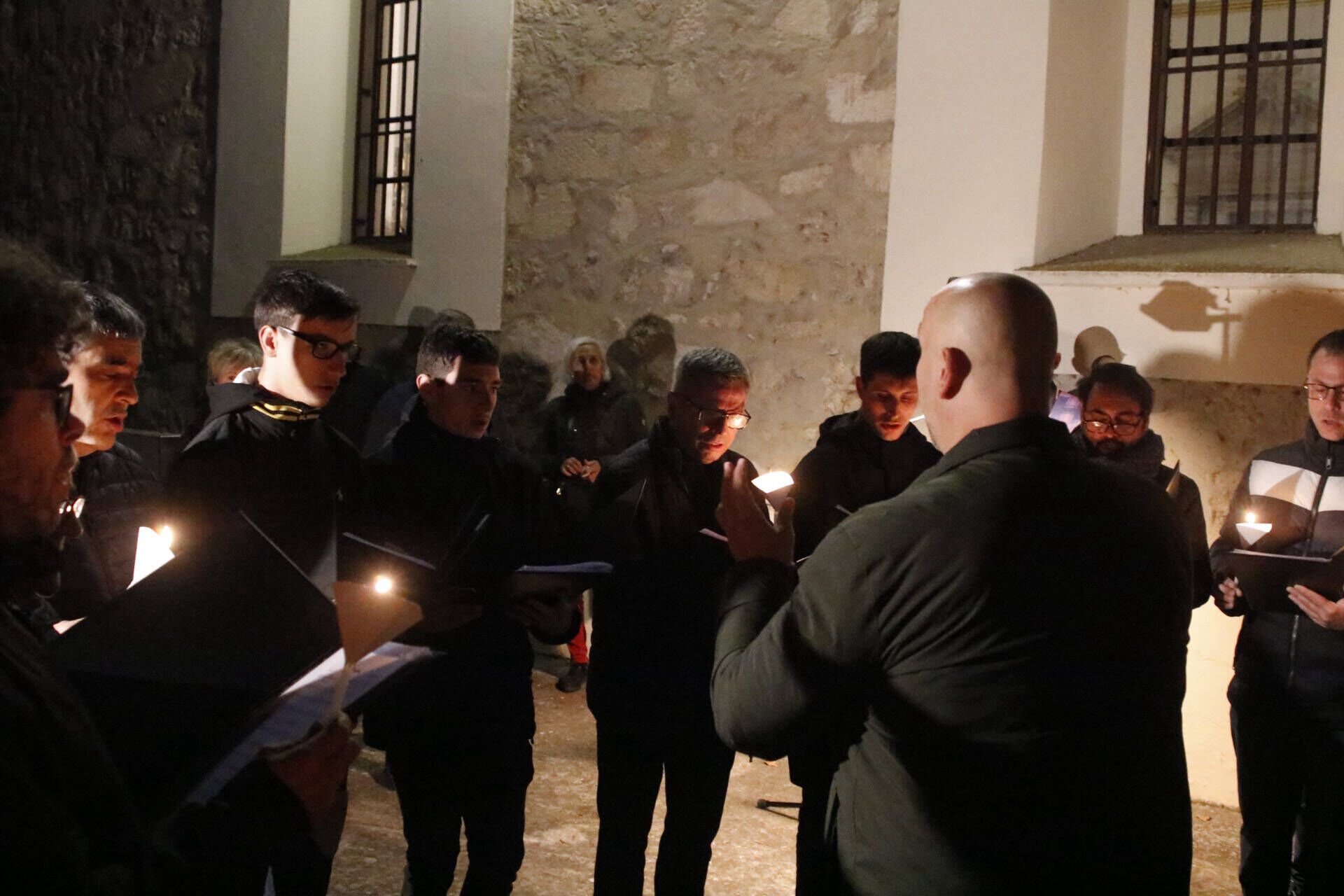 La procesión de las ánimas recorre el cementerio de San Atilano de Zamora con motivo de la noche de Difuntos y con la única iluminación de velas o faroles