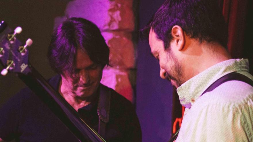 Ovidio López Trío llena de jazz íntimo Entre Bambalinas en Alicante