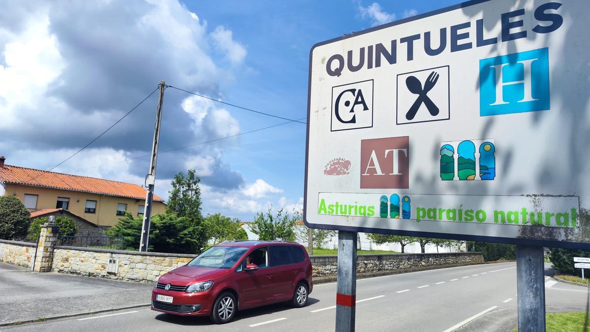 Cartel de entrada a la parroquia de Quintueles.