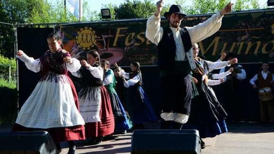 A música e baile tradicionais continúan a carón do Bouzós. // G.Núñez