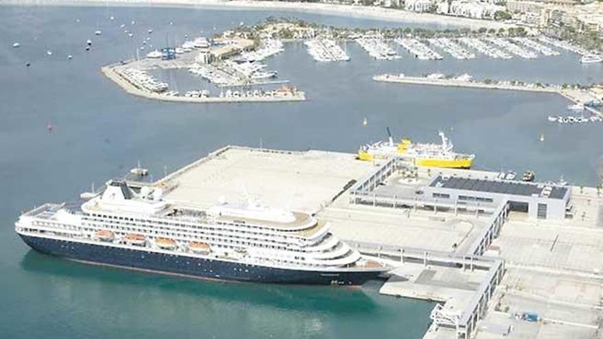 Vista aérea del muelle comercial del puerto de Alcúdia, el segundo más importante de Mallorca.