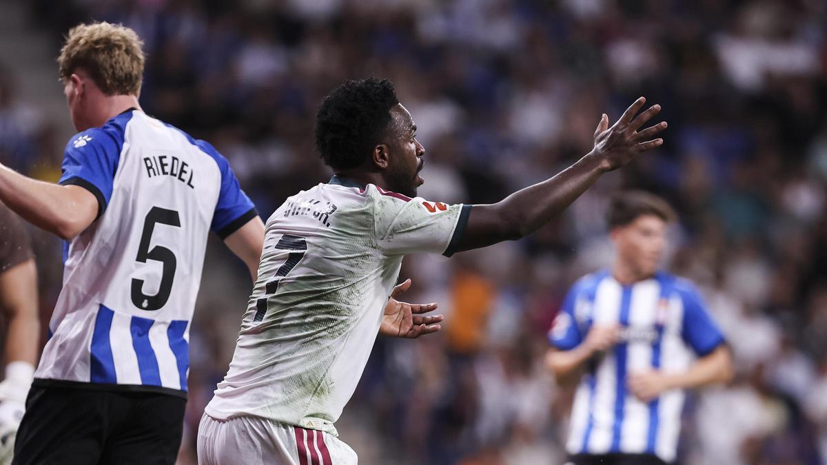 Vinicius Junior, jugador del Real Madrid, protesta durante el partido de liga ante el Espanyol en el RCDE Stadium