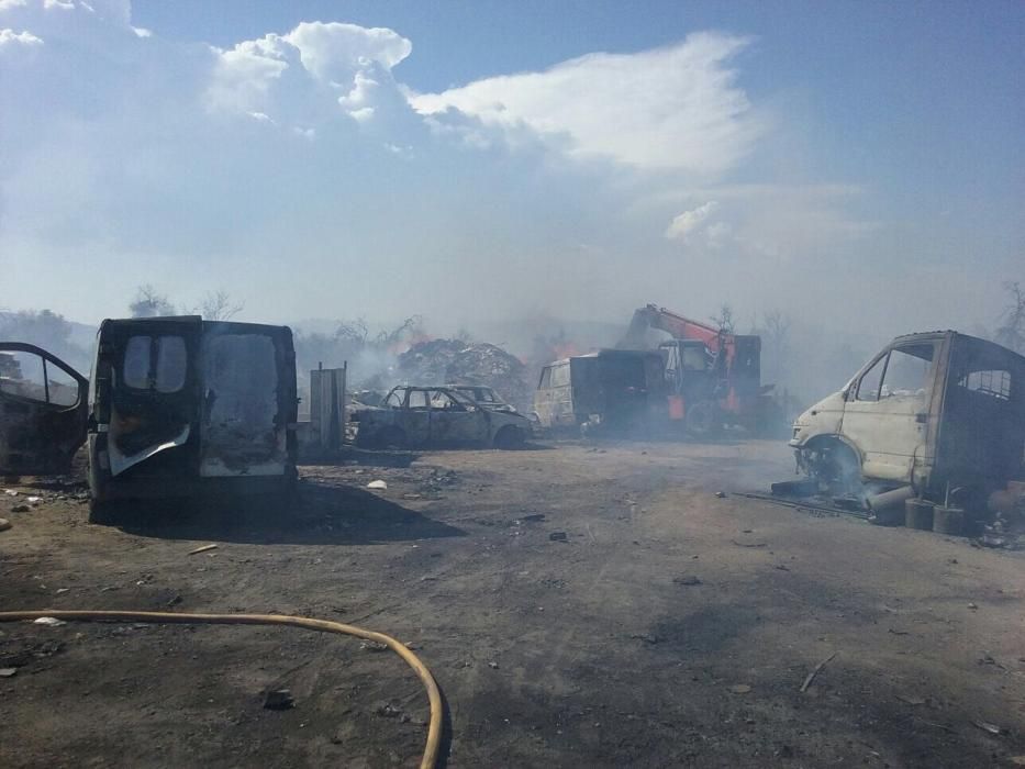 Incendio en una chatarrería en Ronda