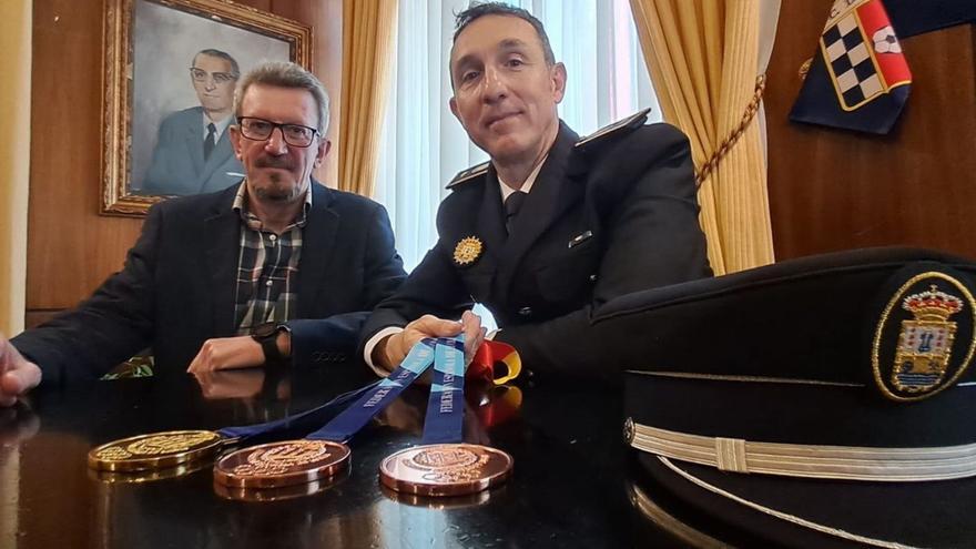Ricardo Otea, con las medallas logradas en el nacional, junto a Francisco García, concejal de Personal . | D. M.