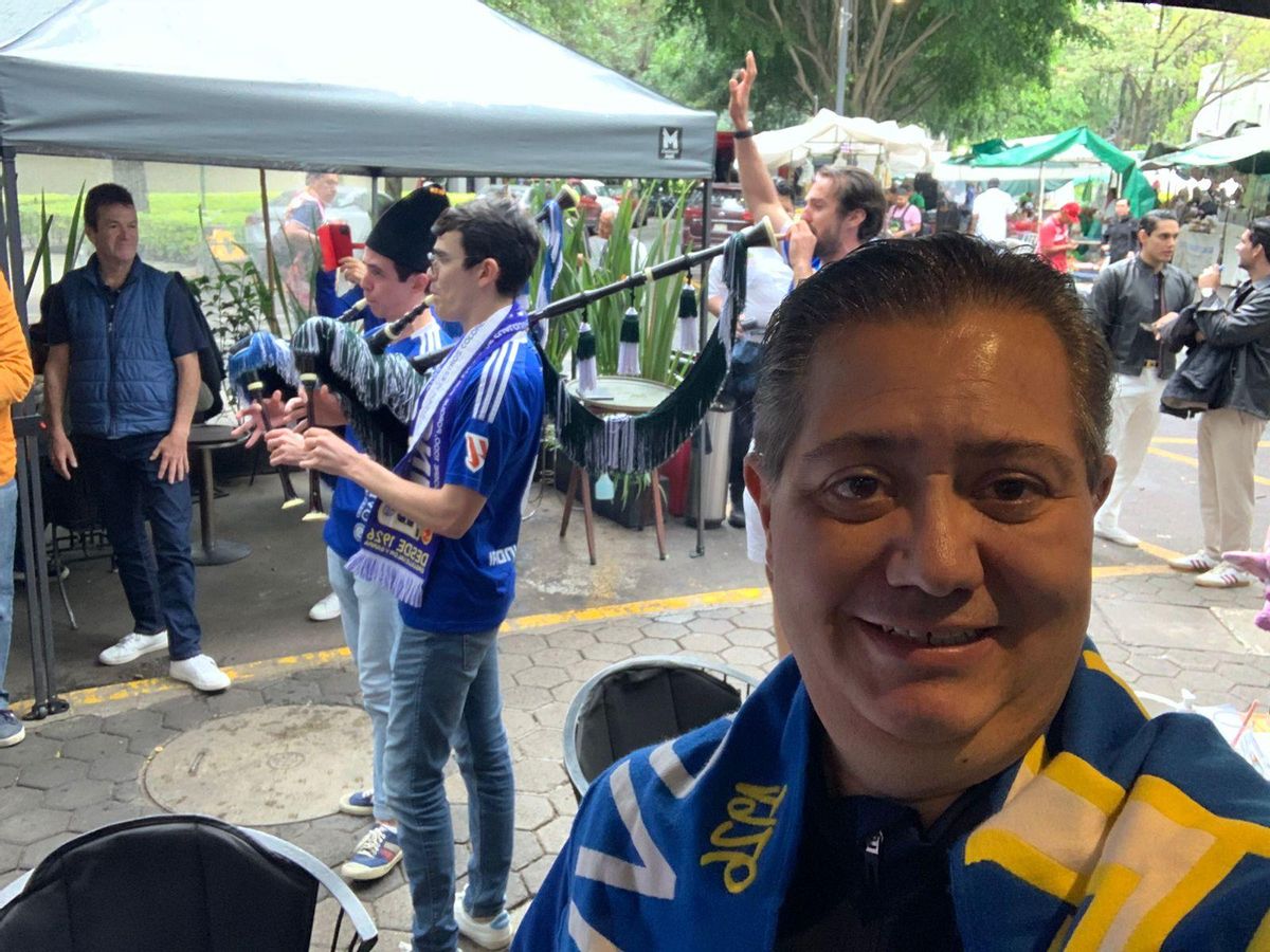 Toño Palacio, en primer término, el sábado en las celebraciones en México del ascenso del Oviedo.