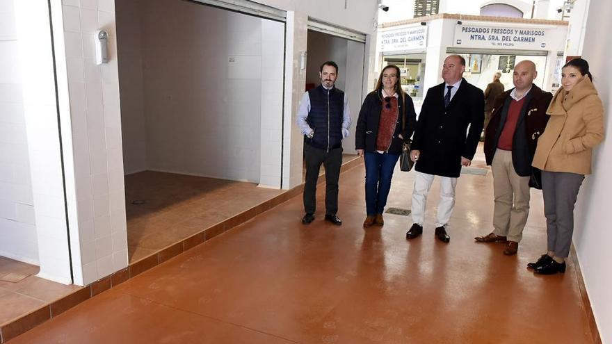 El alcalde, Manuel Barón, visita las obras de reforma del Mercado de Abastos, junto a varios miemrbros de su equipo de gobierno.