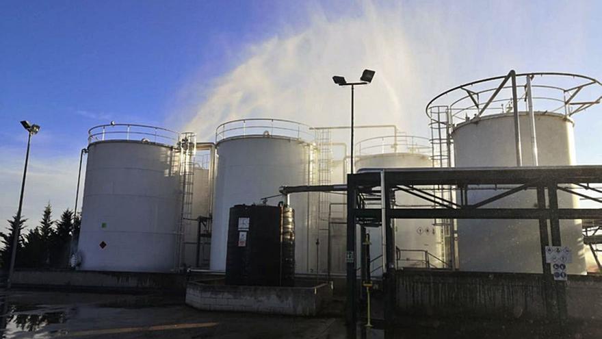 Los bomberos de Benavente sofocan un incendio en la planta química de San Cristóbal, iniciado en un bidón