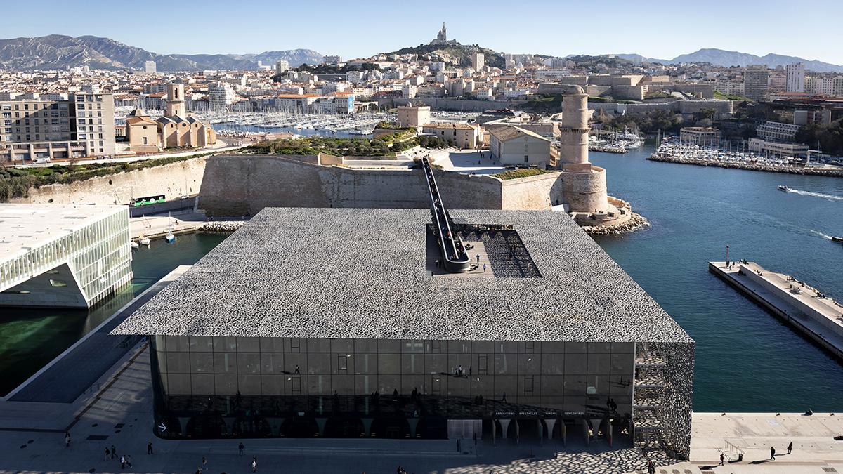 El icónico MUCEM, símbolo de la Marsella contemporánea, con el puerto y la Basílica de Notre-Dame de la Garde al fondo