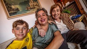 Una madre, Anabel Sorroche, con su hijo de 12 años y su madre de 87 a la que cuida también
