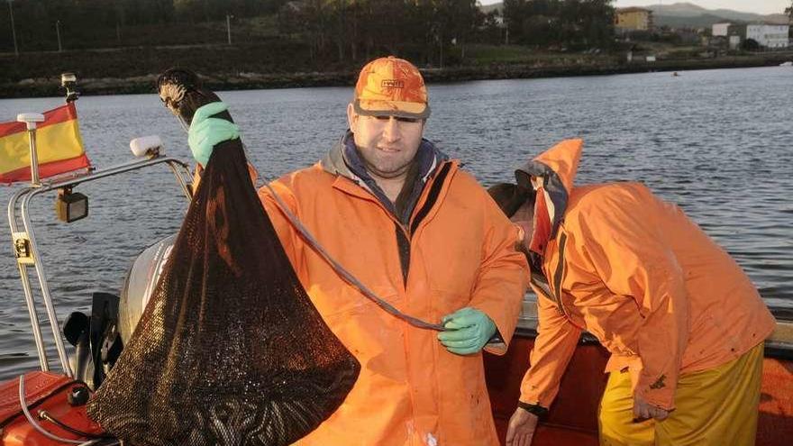 Pescadores de anguila en el Ulla, durante una campaña anterior. // Noé Parga