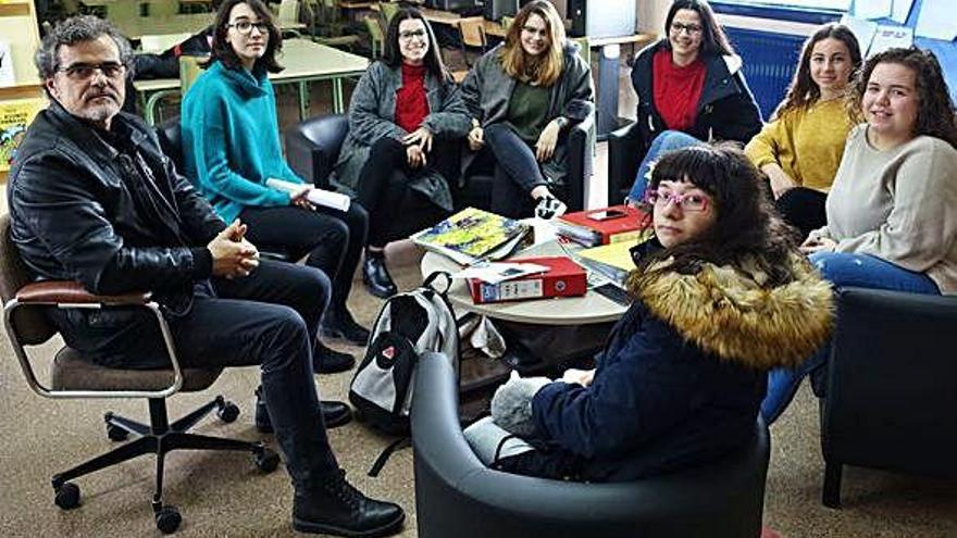 Los alumnos del instituto Díaz Pardo ganadores del premio, con su profesor.