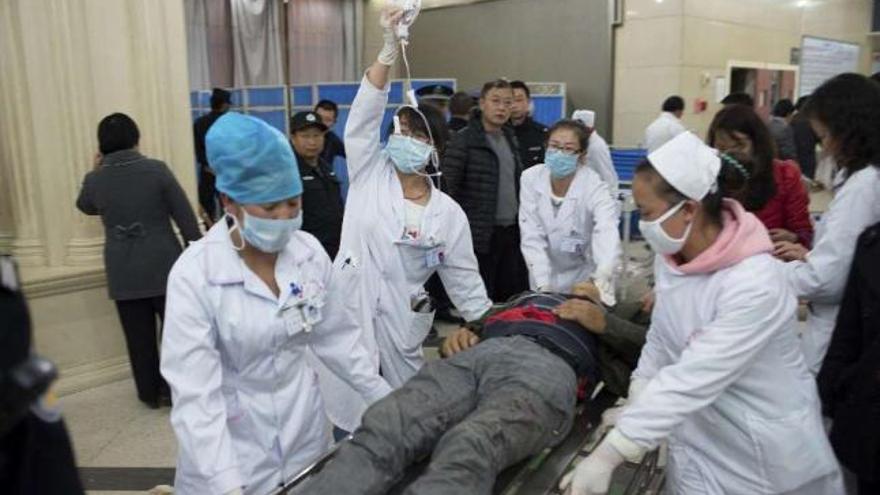 Personal sanitario traslada a una persona herida en la estación de tren de Kunming. / china stringer network