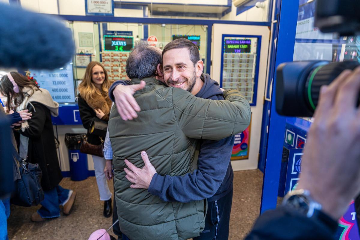 Manuel y Pablo Martín se funden en un abrazo tras el sorteo del Niño, en Barcelona.