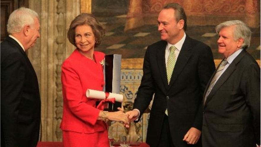 La reina Sofía recibe el premio de manos de Alberto Fabra en presencia del ministro García-Margallo y Rafael Ferrando, ayer en el Palau.