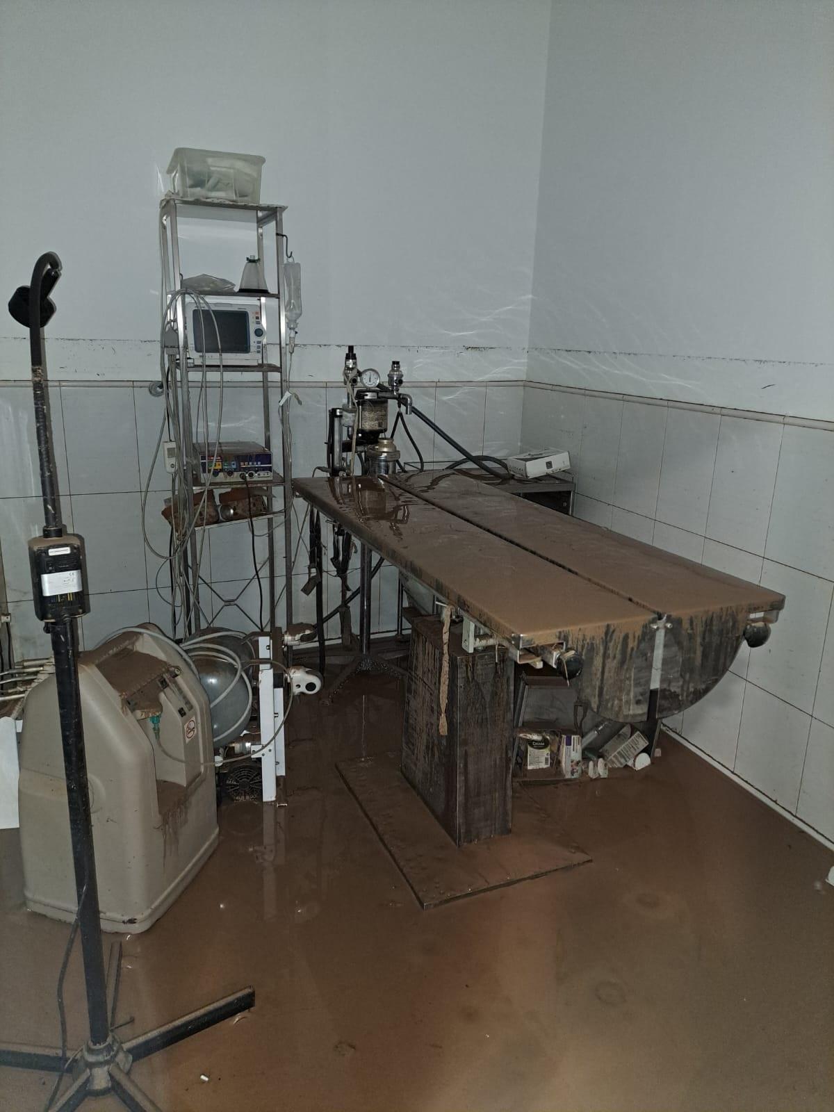 Centro veterinario destrozado