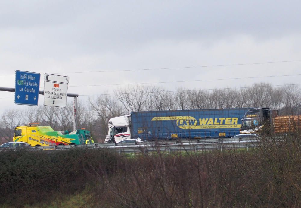 Un accidente múltiple en la "Y" provoca retenciones kilométricas