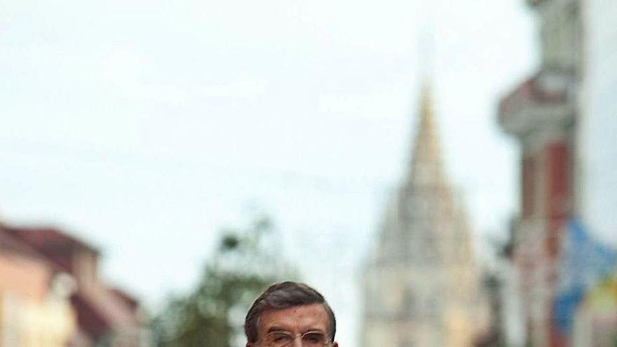 Rubén Suárez, paseando por Oviedo, con la Catedral al fondo.