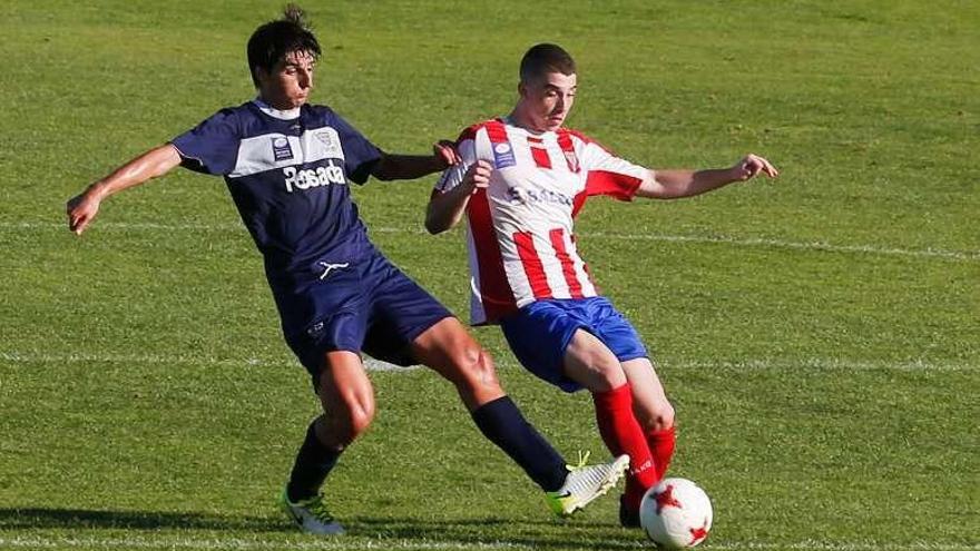 Jairo Cárcaba y Adrián disputan un balón.