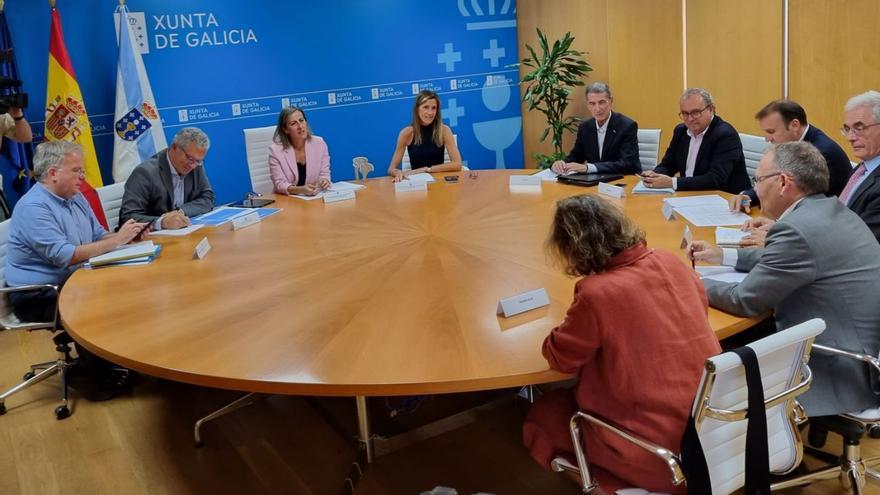 Reunión de la conselleira de Infraestruturas con concesionarias del transporte por autobús. |   // L. O.